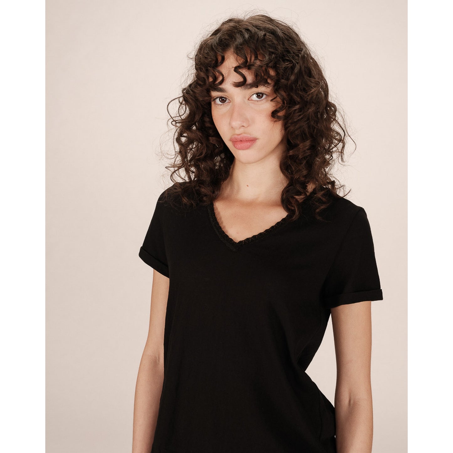 T-Shirt con Scollo a V