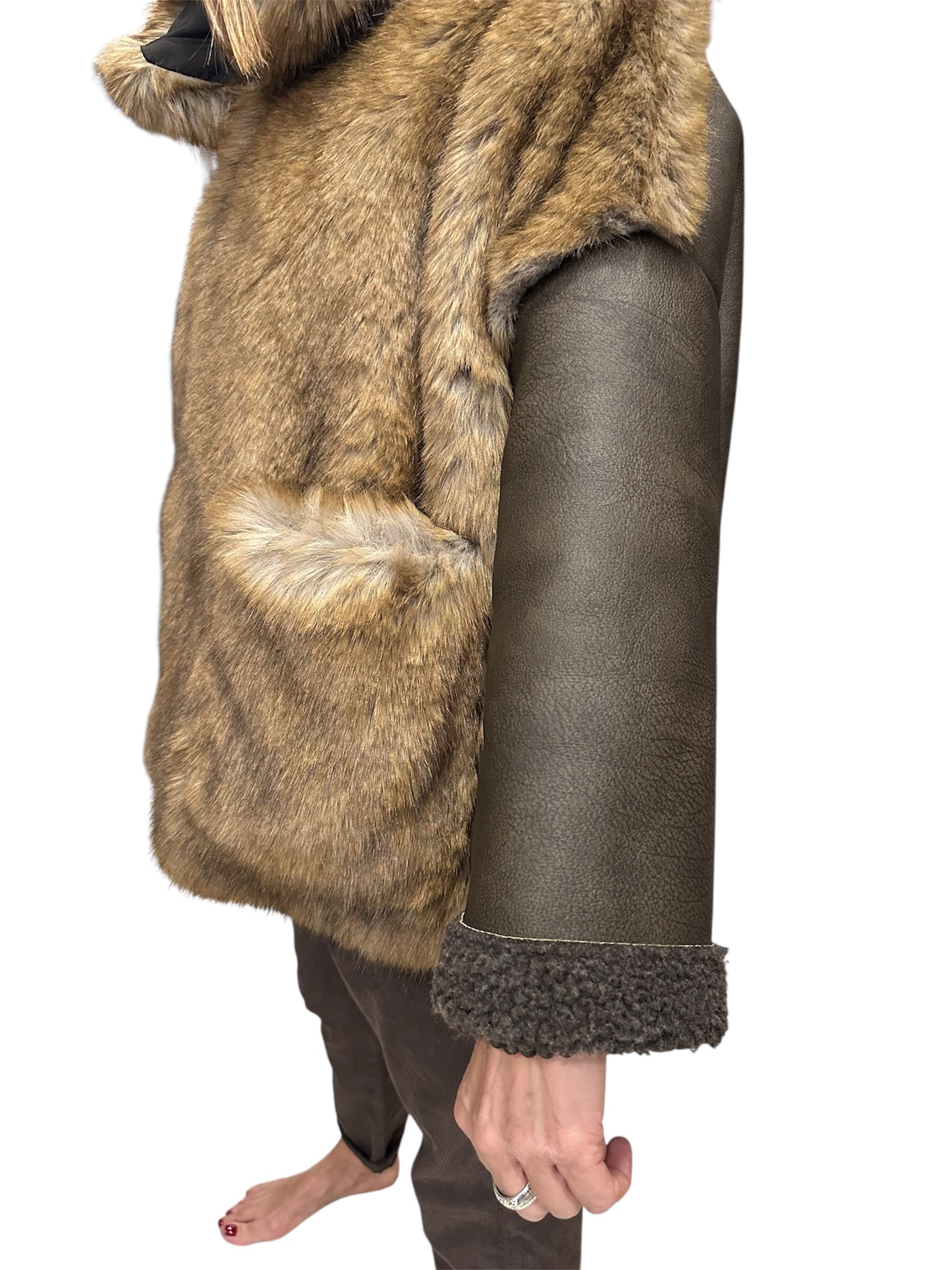 ECOPELLICCIA CON MANICHE E RETRO IN ECOMONTONE