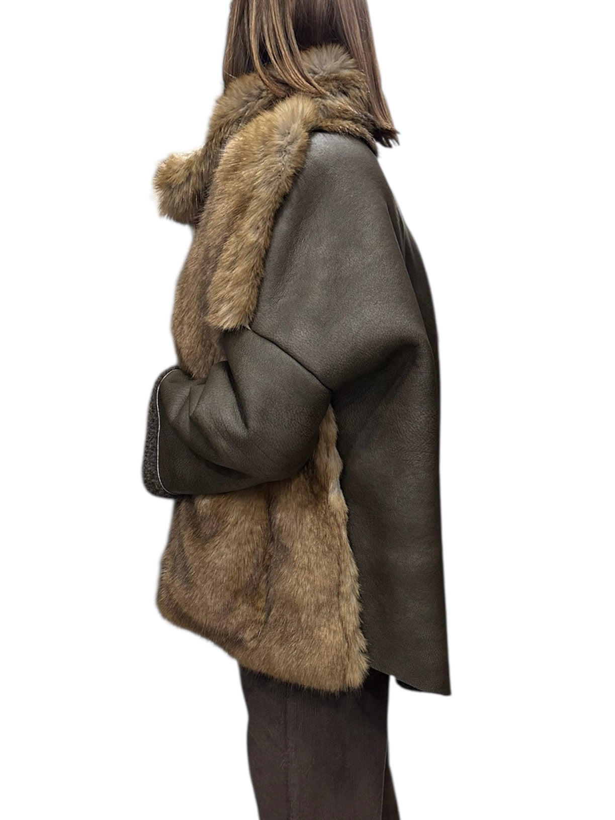 ECOPELLICCIA CON MANICHE E RETRO IN ECOMONTONE